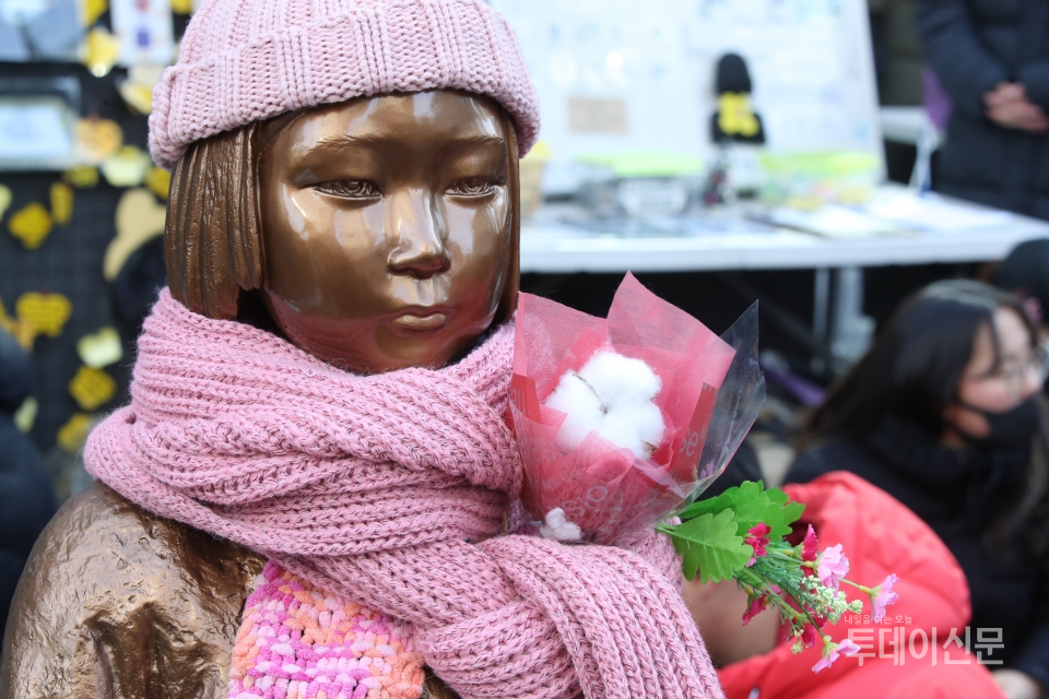 지난 1월 16일 서울 종로구 일본대사관 앞 평화의 소녀상에 목도리, 털모자 등 방한용품이 착용돼 있다. ⓒ뉴시스