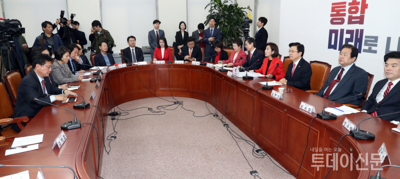 20일 오전 서울 여의도 국회에서 열린 자유한국당 당 대표 및 최고위원-중진의원 선거대책회의 모습 ⓒ뉴시스
