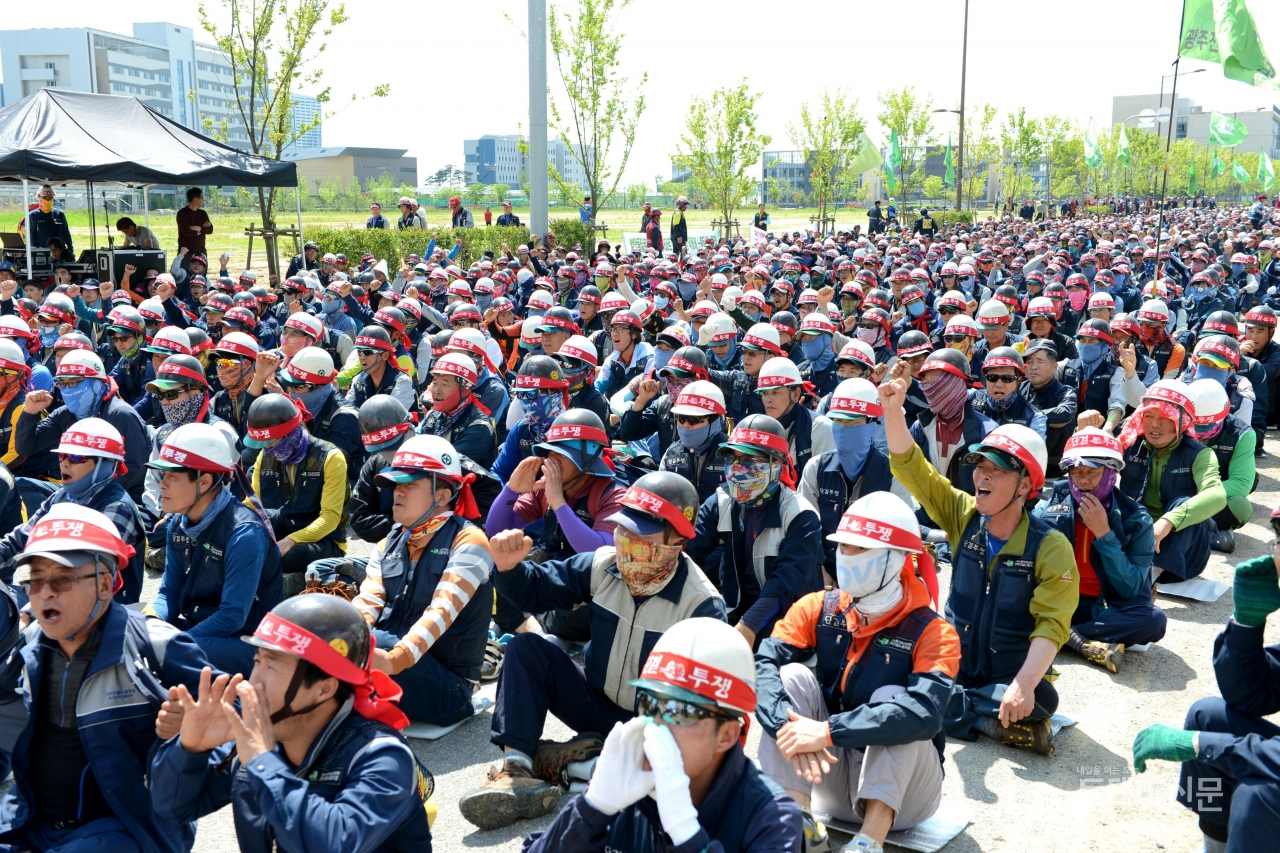 2016년 5월 11일 무정전 공법 폐지 촉구하는 대규모 집회에 참여한 전기원노조원들 ⓒ뉴시스