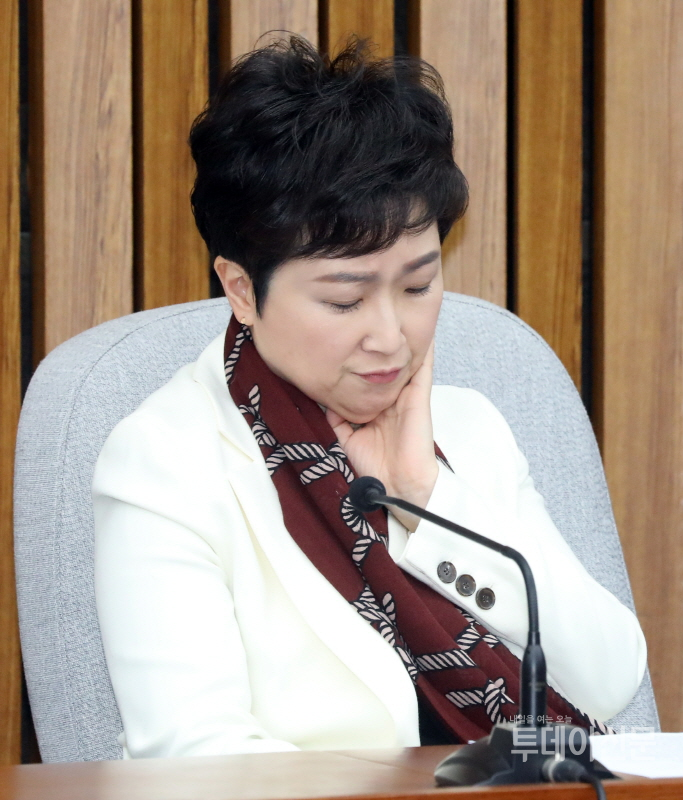 바른미래당 이언주 의원이 5일 오전 서울 여의도 국회에서 열린 당 의원총회에 참석해 자리하고 있다. ⓒ뉴시스