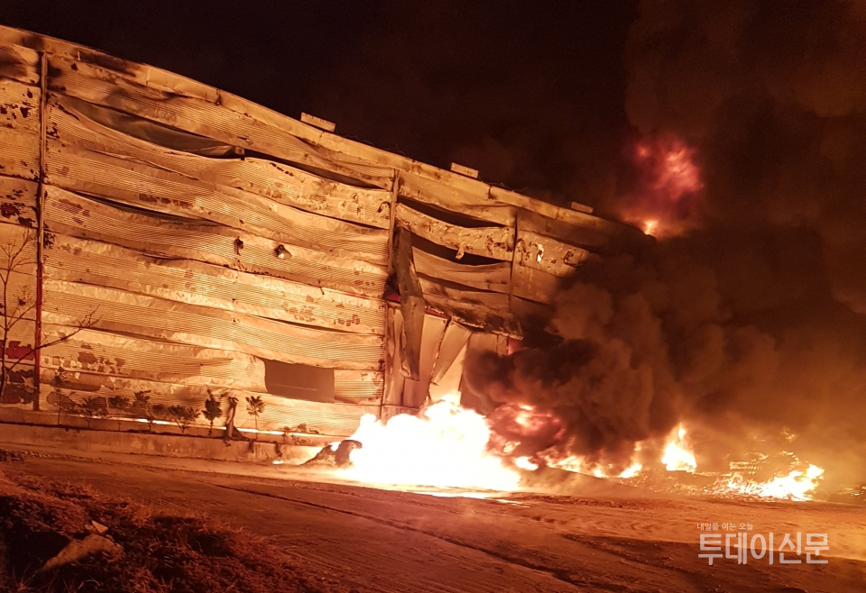 지난 5일 오후 9시26분경 충북 괴산군 청안면의 한 건축자재 제조업체에서 화재가 발생해 공장 건물을 태우고 있다. 사진제공 = 충북도소방본부