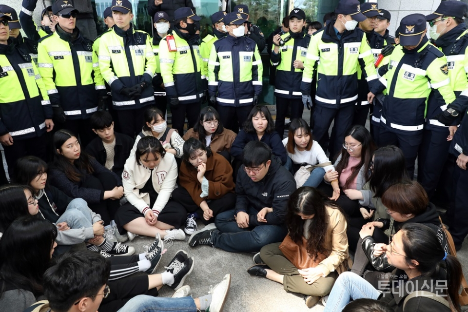 지난 12일 오전 서울 영등포구 여의도 국회 의원회관 나경원 의원실을 기습점거한 한국대학생진보연합 학생들ⓒ뉴시스