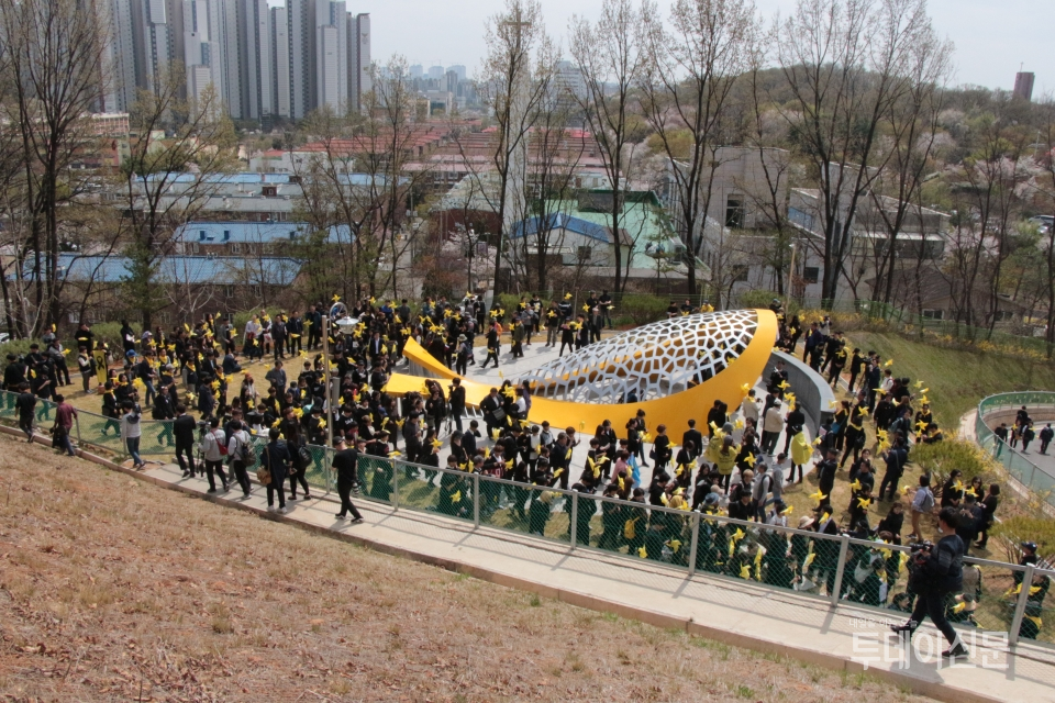 경기 안산시 단원고등학교 내 세월호참사 조형물 앞에서 16일 세월호참사 5주기 시민추모행진에 참여한 시민들이 모여있다. Ⓒ투데이신문
