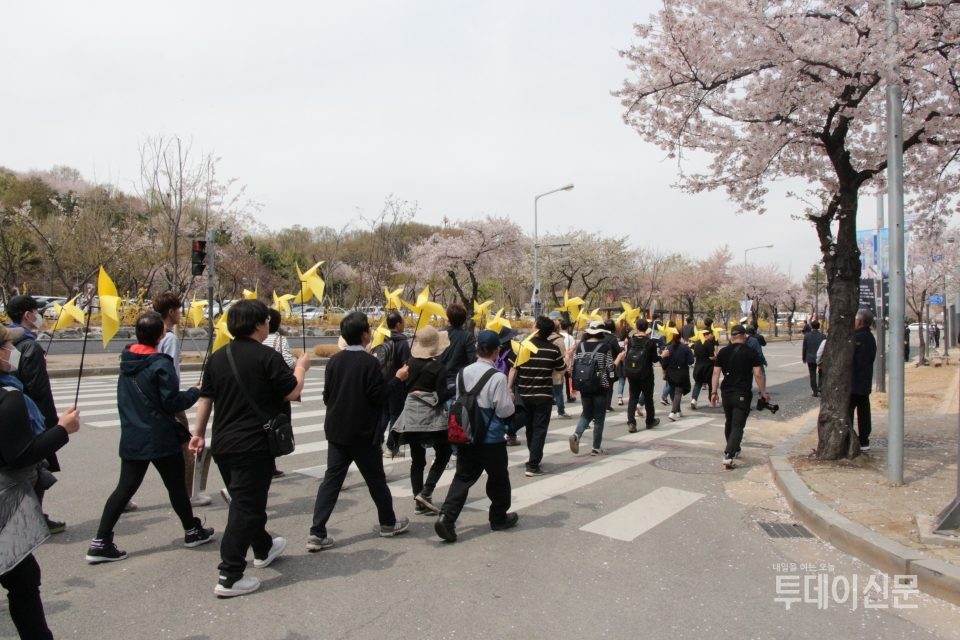 16일 경기 안산시 단원구에서 열린 세월호참사 5주기 시민추모행진에 참여한 시민들이 노란 바람개비를 들고 행진하고 있다. Ⓒ투데이신문