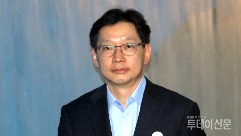 드루킹 댓글조작 사건’에 공모한 혐의로 1심에서 법정구속된 김경수 경남지사가 지난 11일 오후 서울 서초구 서울고법에서 열리는 항소심 재판에 출석하고 있다. ⓒ뉴시스