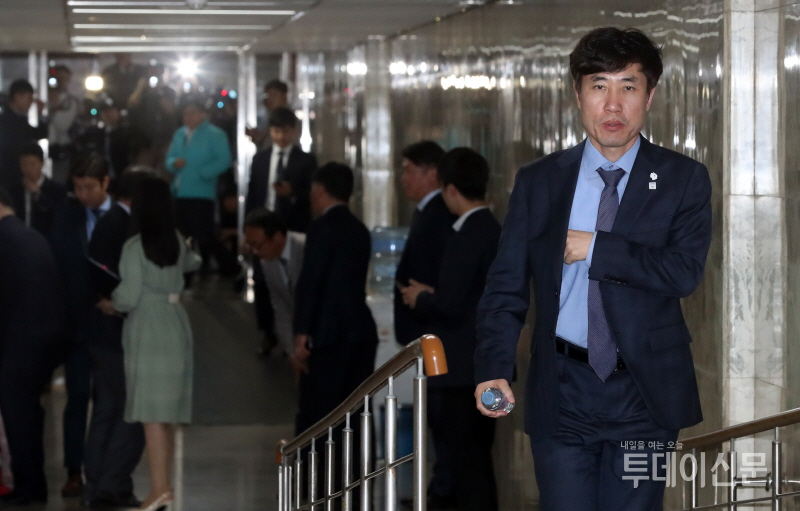 바른미래당 하태경 의원이 지난 18일 서울 여의도 국회에서 열린 의원총회를 마치고 의총장을 떠나고 있다. ⓒ뉴시스