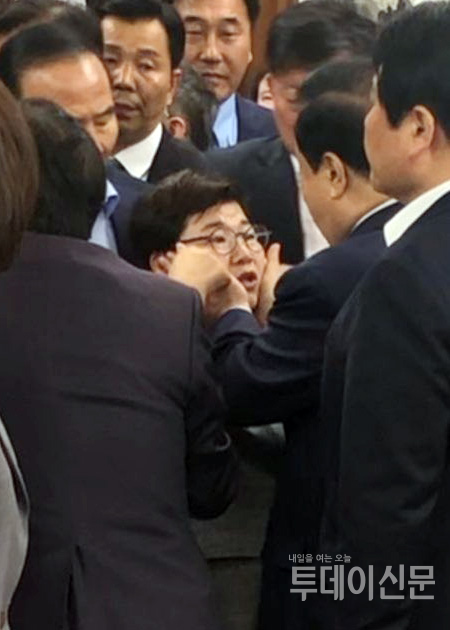 문희상 국회의장이 패스트트랙 철회를 요구하며 24일 오전 서울 여의도 국회의장실을 항의방문한 자유한국당 의원들과 얘기를 나누다 의장실을 나서려던 중 임이자 의원의 얼굴을 만지고 있다. ⓒ자유한국당 제공