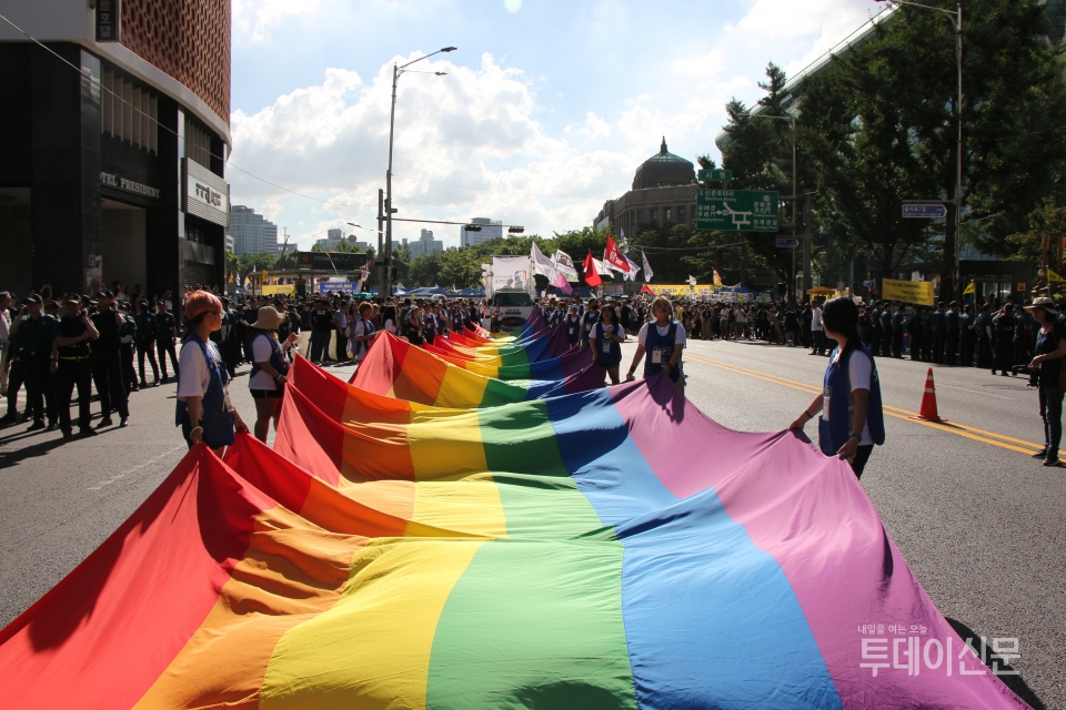 지난 2018년 7월 14일 서울 종로구 일대에서 열린 서울퀴어퍼레이드에서 대형 무지개 깃발이 행렬을 이끌고 있다. ⓒ투데이신문