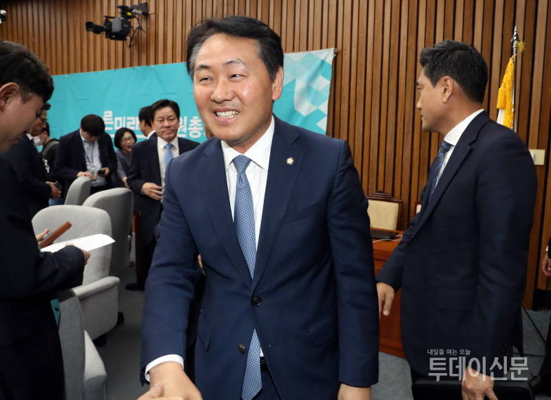 바른미래당 김관영 원내대표가 8일 오후 서울 여의도 국회에서 열린 의원총회를 마친 뒤 의원들과 인사를 나누고 있다. ⓒ뉴시스