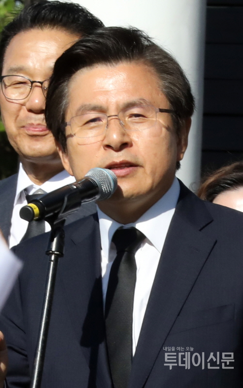 자유한국당 황교안 대표가 21일 오전 인천 중구 자유공원에 있는 맥아더 동상에 헌화한 후 지지자들을 앞에서 발언하고 있다. ⓒ뉴시스