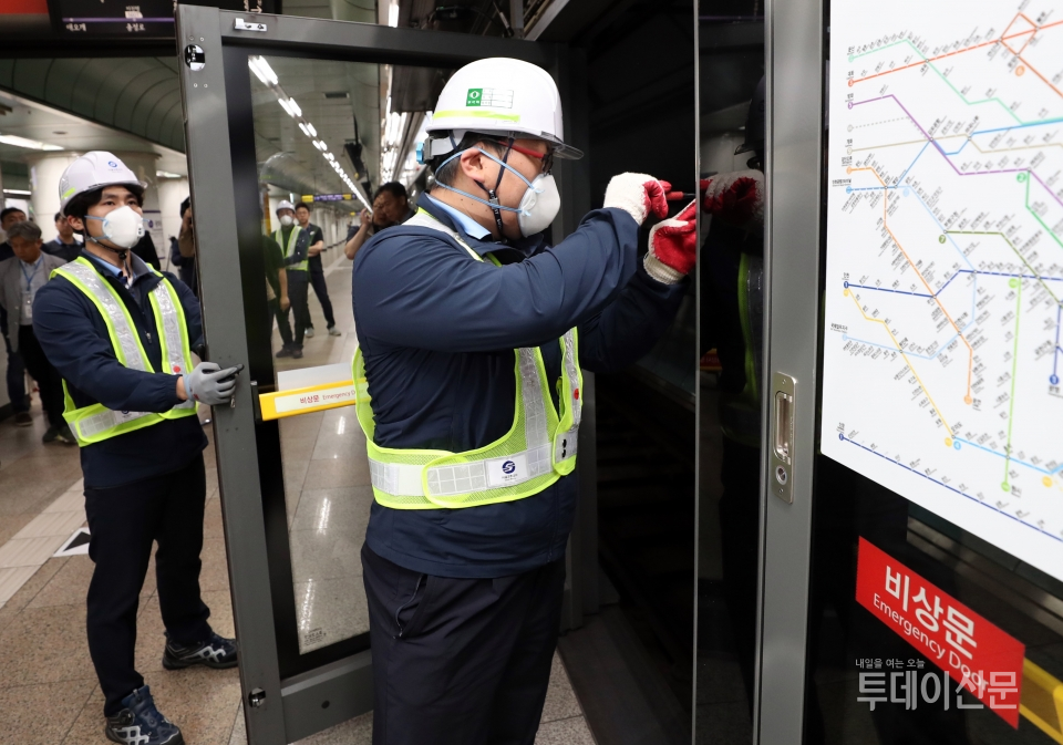 지난 21일 서울 종로구 광화문역에서 서울교통공사 관계자들이 국제안전기준 SIL(Safety Integrity Level)을 적용한 승강장안전문(PSD)을 점검하고 있다 ⓒ뉴시스