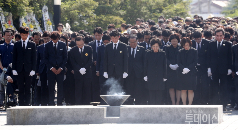 23일 오후 경남 김해 봉하마을에서 열린 노무현 전 대통령 서거 10주기 추도식에서 참석자들이 묵념하고 있다. ⓒ뉴시스
