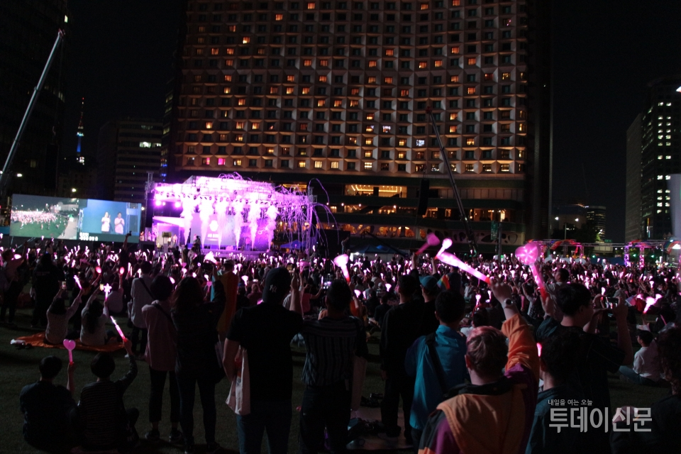 지난 5월 31일 서울 중구 서울광장에서 열린 ‘서울핑크닷’에서 참가자들이 분홍 불빛을 켜고 환호하고 있다. ⓒ투데이신문