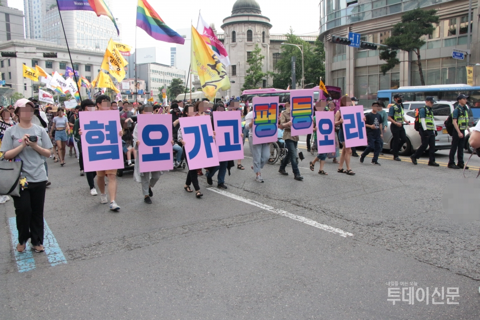 지난 1일 서울 도심에서 열린 제20회 서울퀴어퍼레이드에서 행동하는성소수자인권연대와 차별금지법제정연대 회원들이 피켓을 들고 행진하고 있다. ⓒ투데이신문