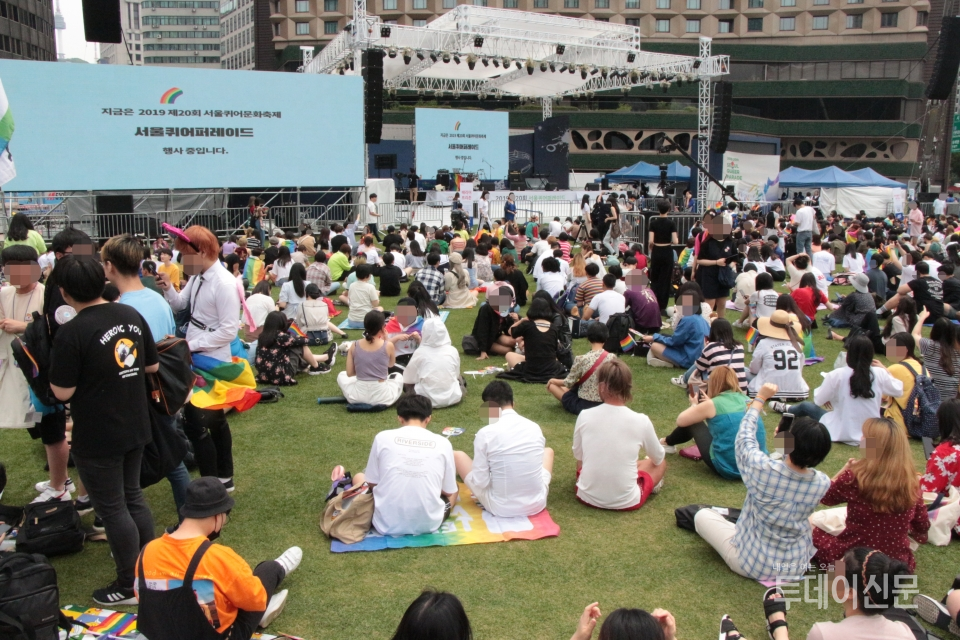 지난 1일 서울 중구 서울광장에서 열린 제20회 서울퀴어문화축제에서 참가자들이 무대를 바라보고 있다. ⓒ투데이신문