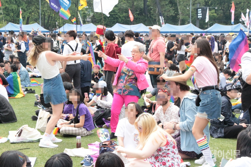 지난 1일 서울 중구 서울광장에서 열린 서울퀴어퍼레이드에서 김인선씨가 참가자들과 춤을 추며 축제를 즐기고 있다. ⓒ투데이신문