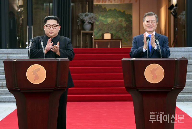문재인 대통령과 김정은 북한 국무위원장이 지난해 4월 27일 판문점 평화의집 앞에서 공동선언문 발표를 마친 후 박수를 치고 있다. ⓒ뉴시스