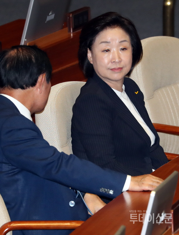 정의당 심상정 의원이 28일 오후 서울 여의도 국회에서 열린 본회의에 참석하고 있다. ⓒ뉴시스