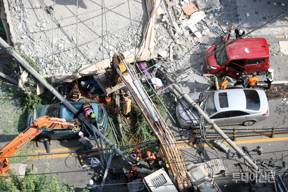 4일 오후 서울 서초구 잠원동 신사역 인근에서 철거 공사 중이던 건물 외벽이 붕괴하는 사고가 발생했다. ⓒ뉴시스