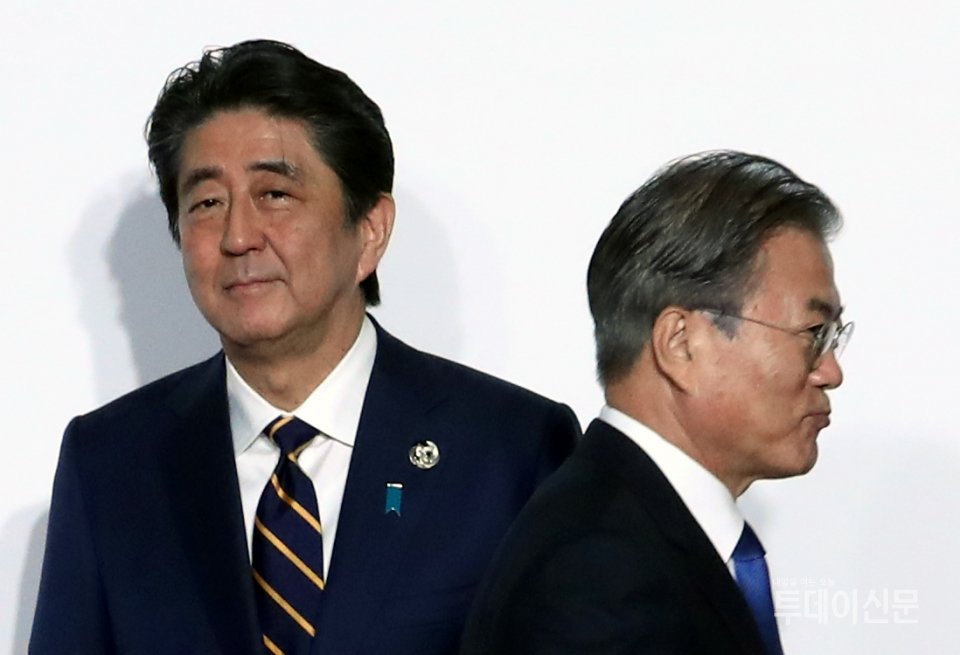 문재인 대통령이 지난달 28일 오전 인텍스 오사카에서 열린 G20 정상회의 공식환영식에서 의장국인 일본 아베 신조 총리와 악수한 뒤 행사장으로 향하고 있다.ⓒ뉴시