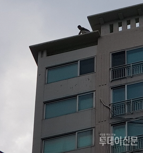 경남 거제시 옥포1동 한 아파트 20층 옥상에서 경찰과 대치중인 박모(45)씨 모습. (사진=거제경찰서 제공) ⓒ뉴시스