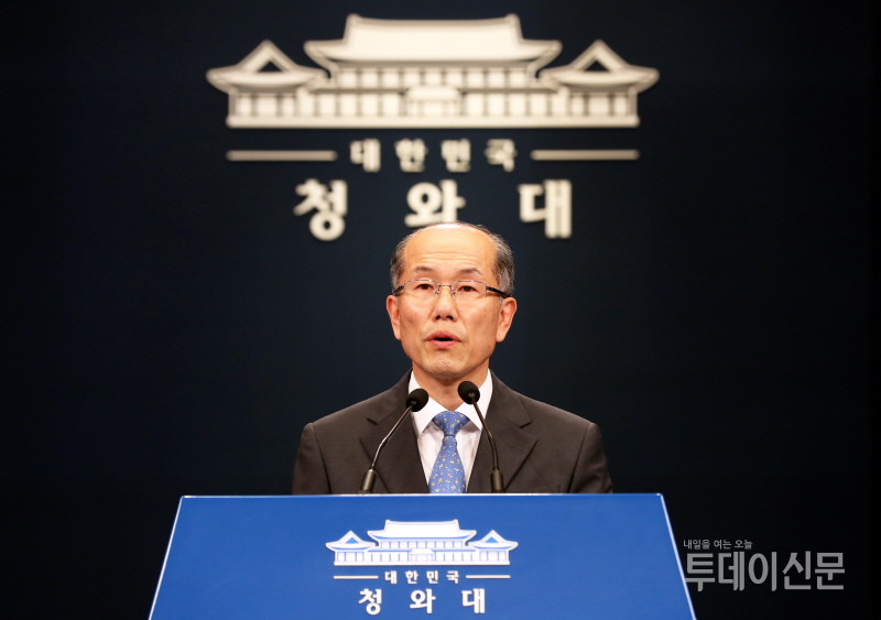 김유근 국가안전보장회의(NSC) 사무처장이 12일 청와대 춘추관에서 일본 수출규제 조치 관련 브리핑을 하고 있다. ⓒ뉴시스