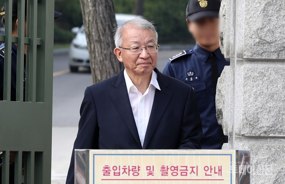 양승태 전 대법원장이 22일 재판부의 직권 보석으로 석방돼 경기 의왕시 서울구치소를 나서고 있다. ⓒ뉴시스