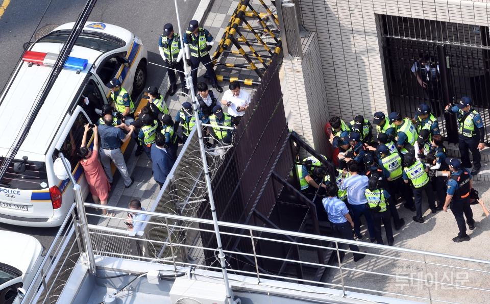 22일 오후 부산 일본총영사관에서 대학생으로 추정되는 청년 6명이 반일 시위를 벌이다 경찰에 연행되고 있다. ⓒ뉴시스