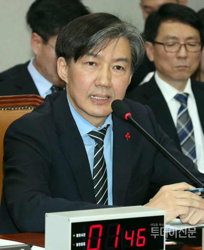 조국 당시 청와대 민정수석이 지난해 12월 31일 서울 여의도 국회에서 열린 국회 운영위원회에 참석해 의원들의 질의에 답하고 있다. ⓒ뉴시스