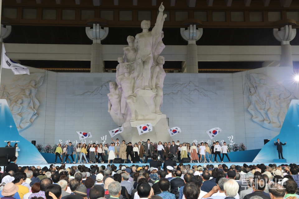 충남 천안 독립기념관에서 15일 열린 제74주년 광복절 경축식에서 21세기 청년독립단 및 뮤지컬 배우들이 '나의 독립을 선포하라'를 공연하고 있다. ⓒ뉴시스