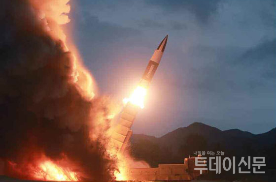 북한 로동신문은 지난 11일 북한 김정은 국무위원장이 10일 ‘새 무기 시험사격을 지도했다’고 보도했다. (사진=로동신문) ⓒ뉴시스