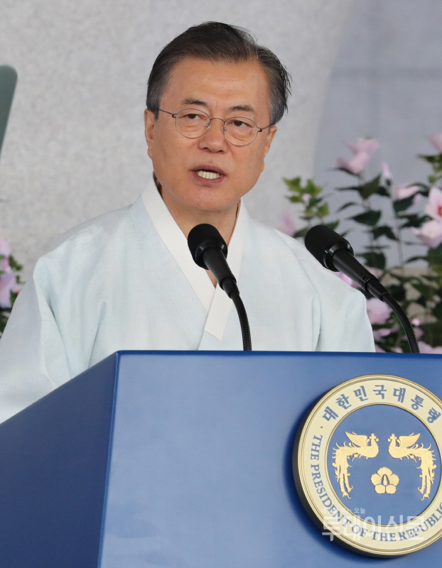 문재인 대통령이 지난 15일 천안 독립기념관에서 열린 제74주년 광복절 경축식에서 경축사를 전하고 있다. ⓒ뉴시스