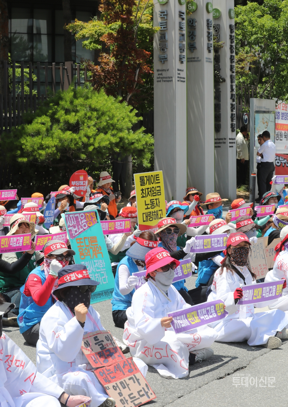 지난달 9일 한국도로공사 톨게이트 요금수납원 노동자들이  정부세종청사 국토교통부 앞에서 이강래 도로공사 사장과의 면담 및 직접고용 등을 촉구하는 투쟁을 벌였다. ⓒ뉴시스