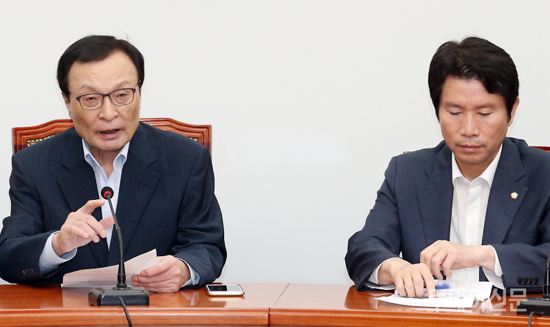 더불어민주당 이해찬 대표가 9일 오후 서울 여의도 국회에서 열린 고위전략회의에서 발언하고 있다. 오른쪽은 이인영 원내대표 ⓒ뉴시스