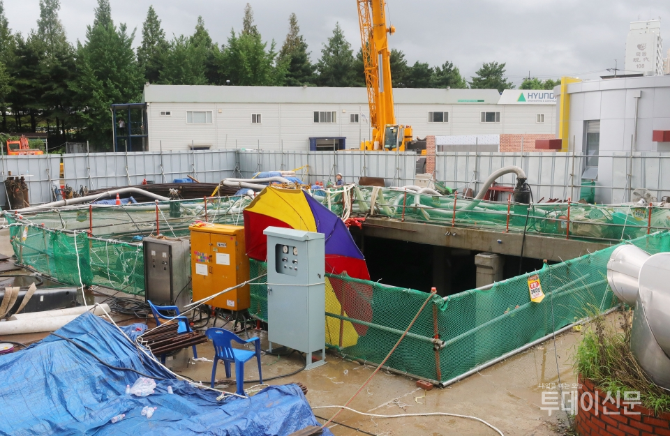 지난 8월 1일 작업자들이 서울 양천구 목동 빗물펌프장에서 폭우로 실종된 2명의 시신이 발견된 사고 현장을 수습하고 있다. ⓒ뉴시스