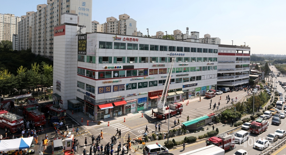 소방당국이 24일 경기 김포시 풍무동의 한 요양병원에서 발생한 화재를 진압한 뒤 마무리 작업을 하고 있다. ⓒ뉴시스