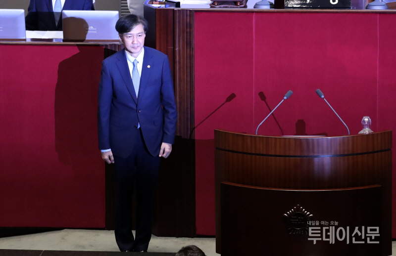 조국 법무부 장관이 지난 26일 오후 서울 여의도 국회에서 열린 대정부질문에 앞서 신임 국무위원 인사를 위해 단상에 오르고 있다. ⓒ뉴시스