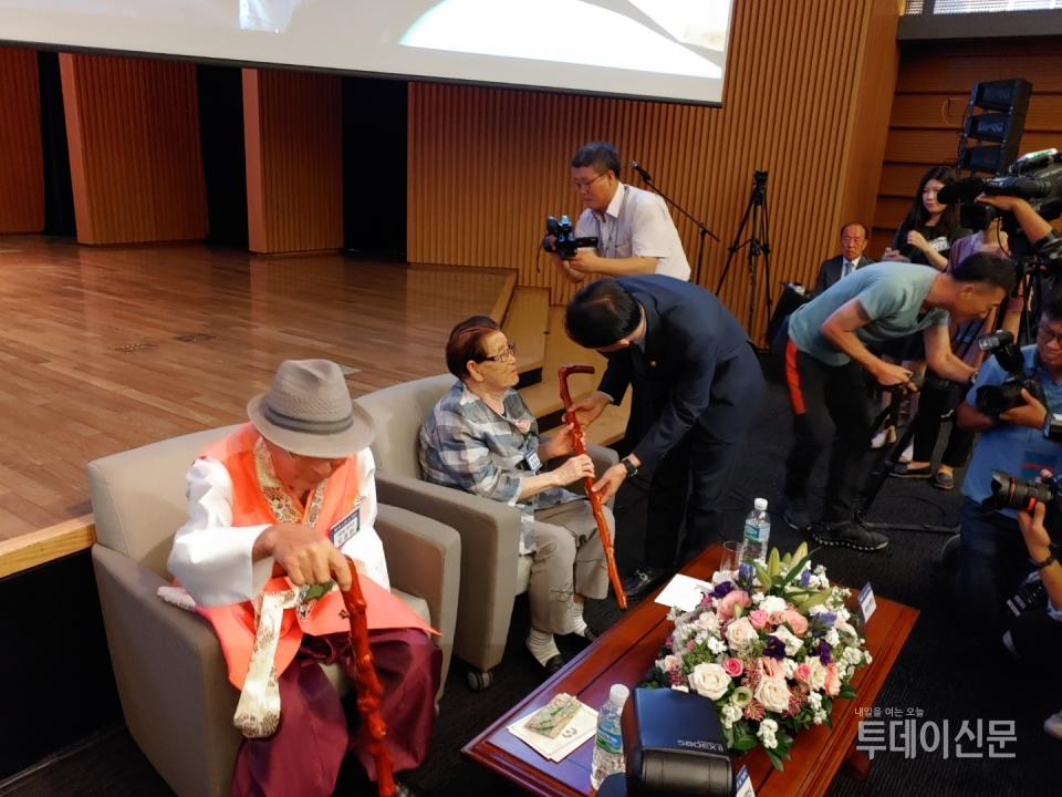 제23회 노인의 날 기념식이 열린 2일 오전 서울 중구 대한상공회의소 국제회의장에서 김강립 보건복지부차관이 100세를 맞은 오창민(왼쪽), 이정직(가운데) 어르신께 장수지팡이 '청려장'을 전달하고 있다 ⓒ투데이신문