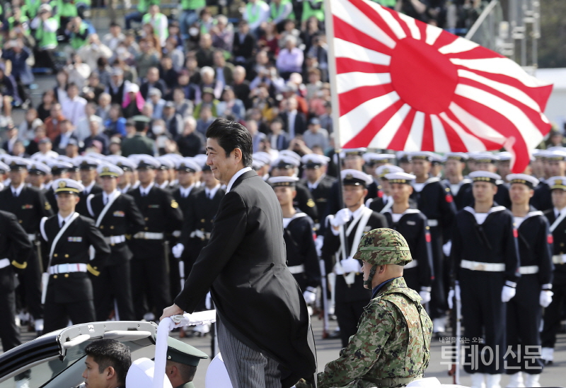 지난 2016년 10월 23일 도쿄 아사카 주둔지에서 열린 육상자위대 사열식에 참석한 아베 신조 일본 총리 ⓒAP/뉴시스