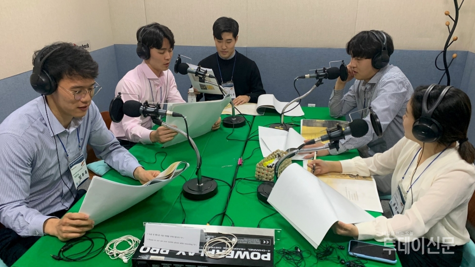 독서소외계층을 위한 목소리 기부활동을 펼치는 대상 청정원의 신입사원들  ⓒ대상 청정원