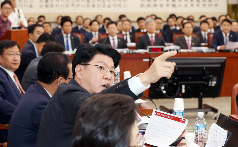 자유한국당 장제원 의원이 21일 서울 여의도 국회에서 열린 법제사법위원회 종합국정감사에서 질의하고 있다. ⓒ뉴시스