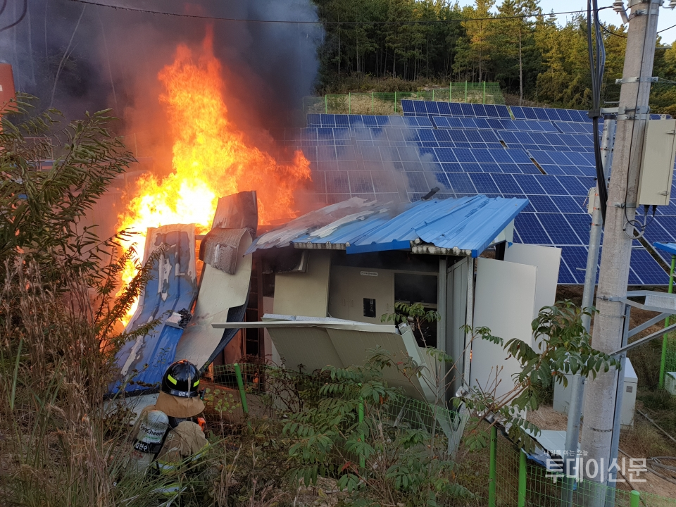 경남 하동군 진교면 태양광발전설비 ESS(에너지 저장장치)에서 21일 오후 4시 14분께 과부화 등으로 화재가 발생했다. ⓒ하동소방서 제공