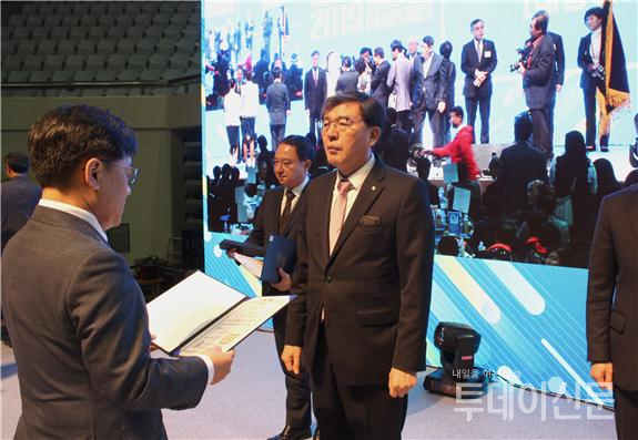 ‘2019년 중소기업융합대전’에서 대통령상을 받는 김요섭 회장ⓒ디자인파크개발