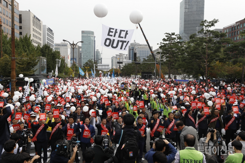 서울개인택시운송사업조합이 23일 서울 여의도 국회 앞에서 타다를 규탄하는 대규모 집회를 열었다. ⓒ뉴시스
