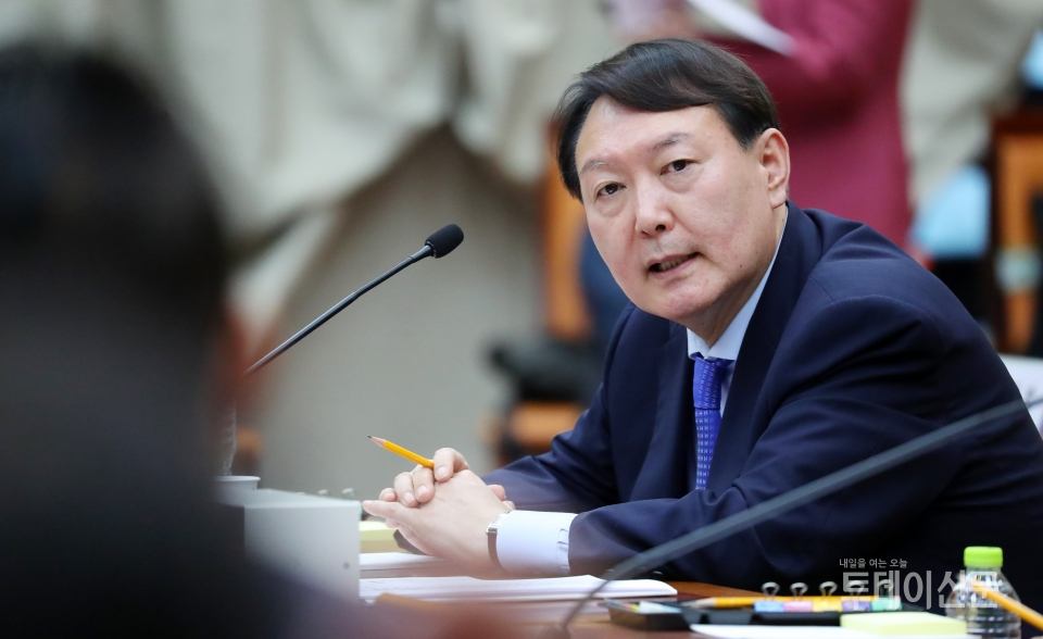 윤석열 검찰총장이 지난 17일 서울 서초구 대검찰청에서 열린 국회 법제사법위원회의 대검찰청 국정감사에 출석해 질의에 답변하고 있다. ⓒ뉴시스