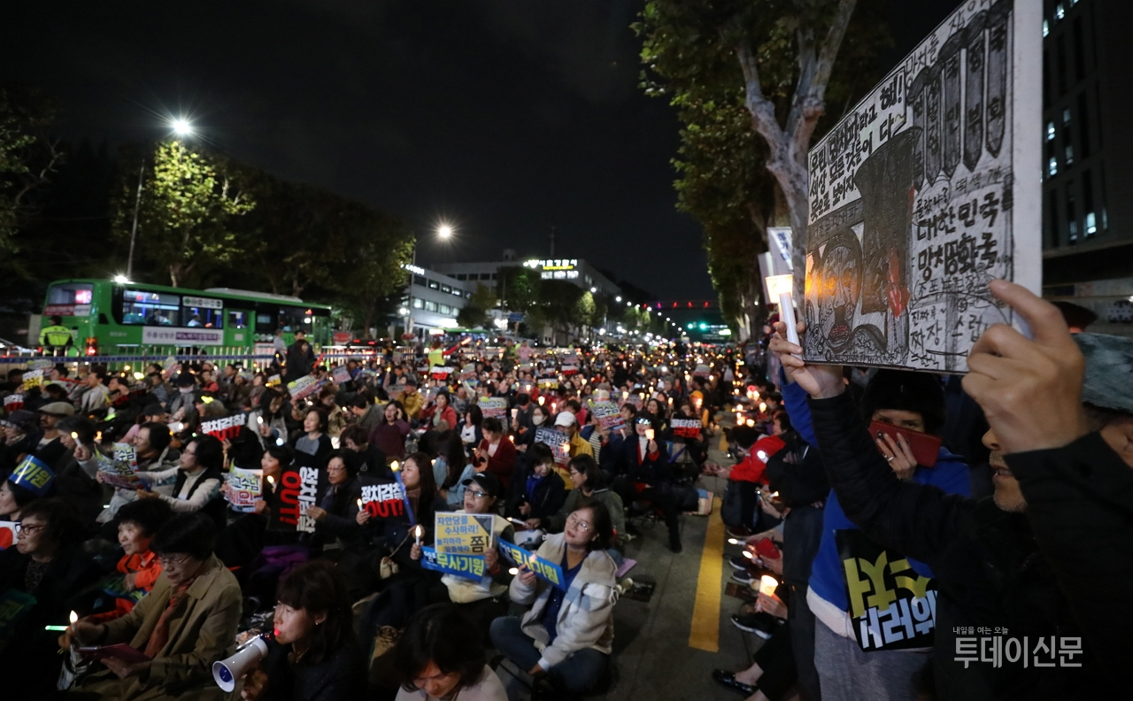 지난 23일 서울 서초구 서초역사거리에서 열린 검찰개혁 사법적폐청산 범국민 시민연대 촛불집회 ⓒ뉴시스