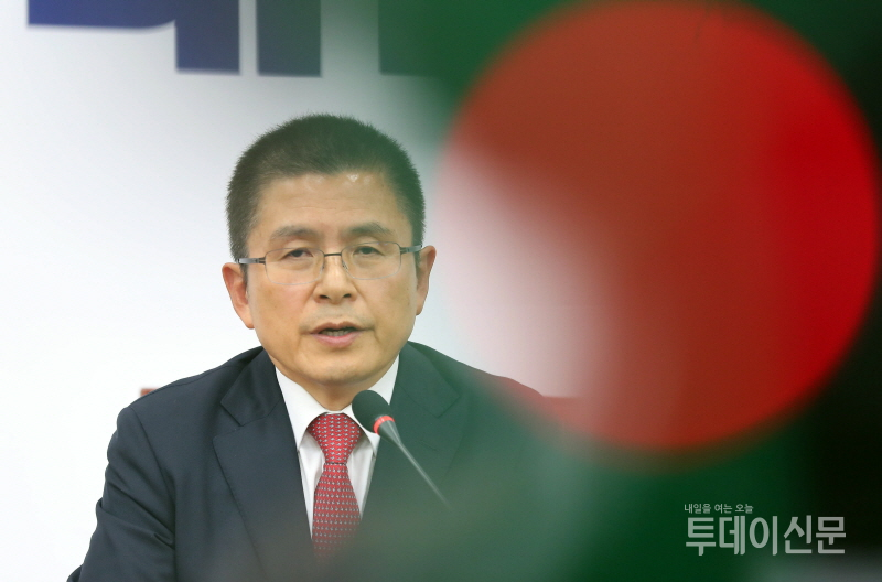 자유한국당 황교안 대표가 6일 오후 서울 여의도 국회에서 열린 기자간담회에서 발언하고 있다. ⓒ뉴시스