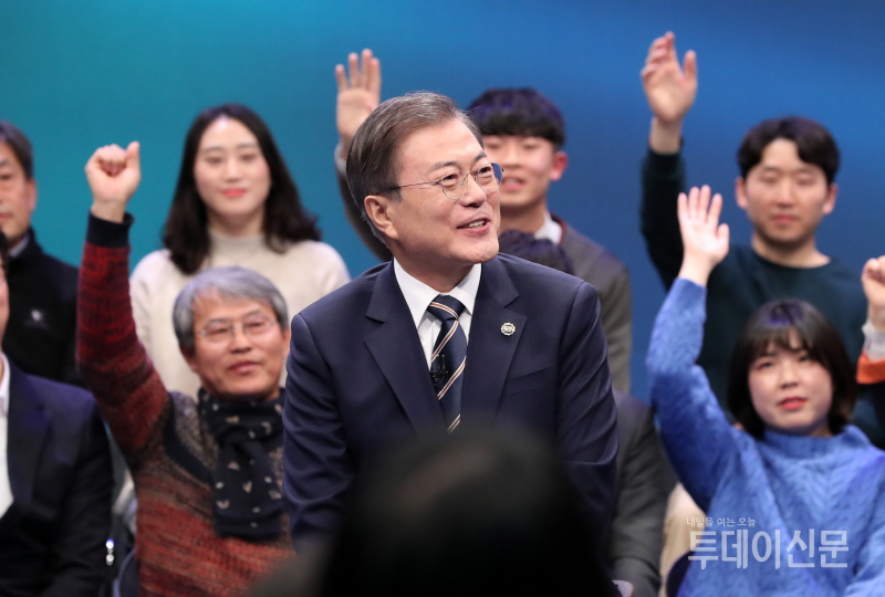문재인 대통령이 지난 19일 오후 서울 MBC 미디어센터에서 열린 ‘2019 국민과의 대화, 국민이 묻는다’에 참석하고 있다. ⓒ뉴시스