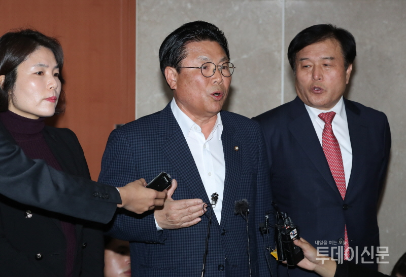 자유한국당 박맹우 총선기획단장이 21일 오후 서울 여의도 국회에서 총선기획단 회의 결과를 브리핑하고 있다. ⓒ뉴시스