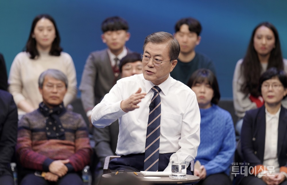 문재인 대통령이 지난 19일 오후 서울 MBC 미디어센터에서 열린 ‘국민이 묻는다, 2019 국민과의 대화’에 참석해 국민 패널들의 질문에 답하고 있다.ⓒ뉴시스